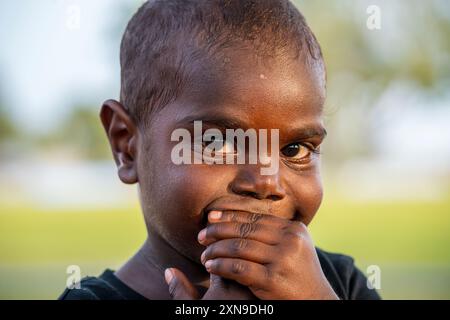 Darwin, Australia - 27 luglio 2024: Ritratto di un bambino aborigeno australiano al Royal Darwin Show del 2024. Foto Stock