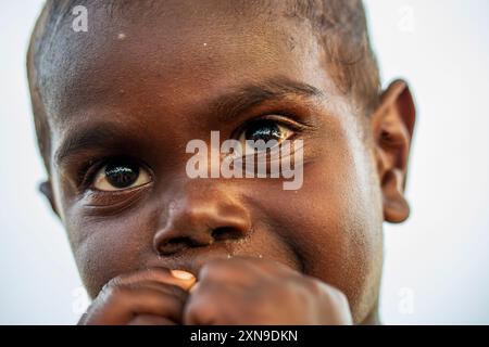 Darwin, Australia - 27 luglio 2024: Ritratto di un bambino aborigeno australiano al Royal Darwin Show del 2024. Foto Stock