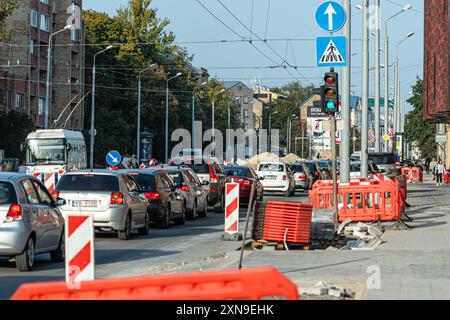 Riga, Lettonia - 30 settembre 2020: I veicoli sono bloccati nel traffico a causa dei lavori di costruzione su strada. Foto Stock