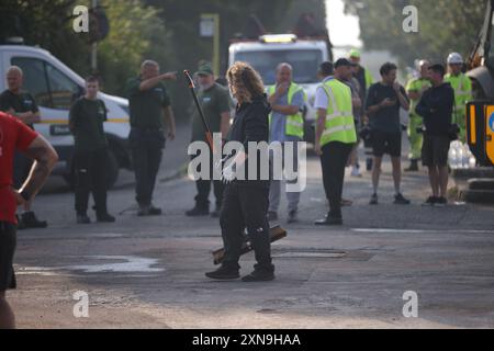 I volontari perlustrano Sussex Road a Southport, Merseyside, dopo che gli agenti di polizia hanno subito gravi lesioni quando mattoni, pietre e bottiglie sono state gettate e le auto sono state accese durante le proteste violente a seguito di una veglia per tre ragazze uccise in un attacco con coltello in un club di vacanza a tema Taylor Swift lunedì. Data foto: Mercoledì 31 luglio 2024. Foto Stock