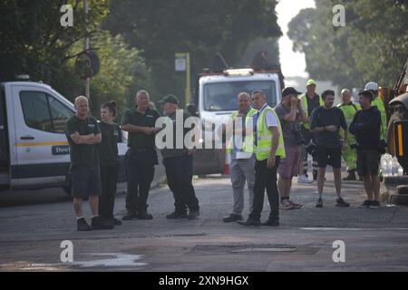 Gli addetti alle operazioni di risposta hanno sgomberato Sussex Road a Southport, Merseyside, dopo che gli agenti di polizia hanno subito gravi lesioni quando sono stati gettati mattoni, pietre e bottiglie e le auto sono state accese durante le violente proteste a seguito di una veglia per tre ragazze uccise in un attacco con coltello in un club di vacanza a tema Taylor Swift lunedì. Data foto: Mercoledì 31 luglio 2024. Foto Stock