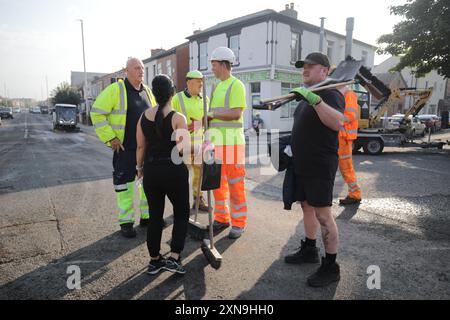 Gli addetti alle operazioni di risposta hanno sgomberato Sussex Road a Southport, Merseyside, dopo che gli agenti di polizia hanno subito gravi lesioni quando sono stati gettati mattoni, pietre e bottiglie e le auto sono state accese durante le violente proteste a seguito di una veglia per tre ragazze uccise in un attacco con coltello in un club di vacanza a tema Taylor Swift lunedì. Data foto: Mercoledì 31 luglio 2024. Foto Stock