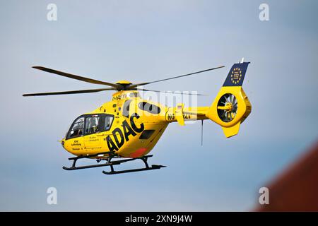 31.07.2024 in Elbingerode im Landkreis Harz in Sachsen-Anhalt startet der Rettungshubschrauber Christoph 70 an der Feuerwache der Stadt. Christoph 70 wird für die Luftrettung in und um Jena bereitgestellt. Er wird von der ADAC Luftrettung betrieben und ist täglich von 7 Uhr bis Sonnenuntergang einsatzbereit. Der Hubschrauber ist mittlerweile über 35000 Einsötze geflogen. Elbingerode Sachsen-Anhalt Deutschland *** 31 07 2024 a Elbingerode nel distretto di Harz in Sassonia Anhalt, l'elicottero di salvataggio Christoph 70 decolla dalla stazione dei vigili del fuoco della città Christoph 70 è previsto per il soccorso aereo in Foto Stock