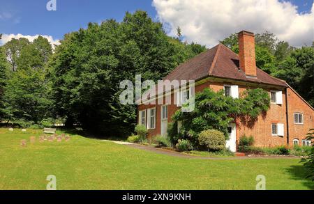 Estate alla Quaker Meeting House di Jordans a Bucks, Regno Unito, con le tombe di Wiiliam Penn della Pennsylvania e della sua famiglia in primo piano Foto Stock