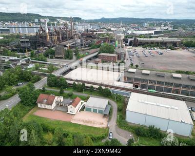 Drohnenaufnahme von Völklingen mit dem Weltkulturerbe Völklinger Hütte links und dem Parkplatz des Welterbes rechts am Dienstag 30.07.2024. *** Immagine del drone di Völklingen con il sito Patrimonio culturale Mondiale Völklinger Hütte sulla sinistra e il parcheggio del sito Patrimonio Mondiale dell'Umanità sulla destra martedì 30 07 2024 bub Foto Stock