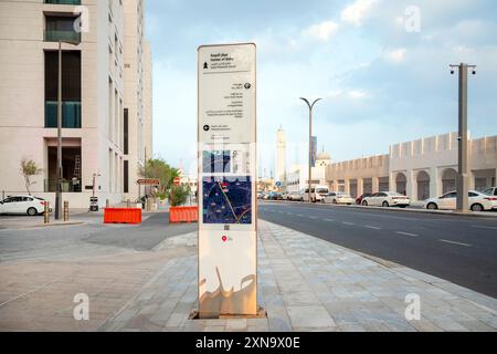 Edifici Msheireb dall'interno. strade e traffico di doha Foto Stock