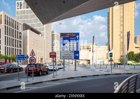 Edifici Msheireb dall'interno. strade e traffico di doha Foto Stock