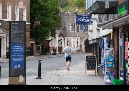 Windsor, Berkshire, Regno Unito. 31 luglio 2024. Una jogger fuori stamattina a Windsor, nel Berkshire. Dopo aver raggiunto i 32 gradi, ieri, è stato un altro inizio caldo della giornata a Windsor, nel Berkshire. Le tempeste sono previste forse per oggi e domani nel sud-est. Crediti: Maureen McLean/Alamy Live News Foto Stock