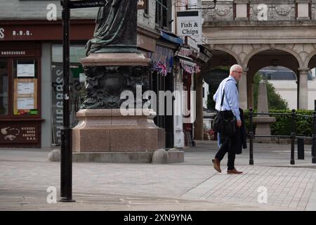 Windsor, Berkshire, Regno Unito. 31 luglio 2024. Un uomo fuori stamattina a Windsor, Berkshire. Dopo aver raggiunto i 32 gradi, ieri, è stato un altro inizio caldo della giornata a Windsor, nel Berkshire. Le tempeste sono previste forse per oggi e domani nel sud-est. Crediti: Maureen McLean/Alamy Live News Foto Stock