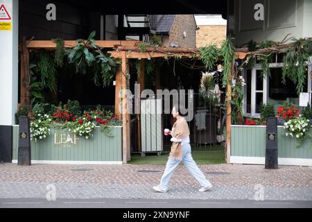 Windsor, Berkshire, Regno Unito. 31 luglio 2024. Una ragazza fuori stamattina a Windsor, nel Berkshire. Dopo aver raggiunto i 32 gradi, ieri, è stato un altro inizio caldo della giornata a Windsor, nel Berkshire. Le tempeste sono previste forse per oggi e domani nel sud-est. Crediti: Maureen McLean/Alamy Live News Foto Stock