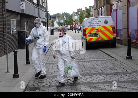 Gli investigatori forensi della polizia entrano in un edificio in disuso a Fore Bondgate, Bishop Auckland, nella contea di Durham, dopo che uno scheletro di un bambino è stato trovato sotto le tavole da pavimento da appaltatori che lavorano alla ristrutturazione di una proprietà. Data foto: Mercoledì 31 luglio 2024. Foto Stock