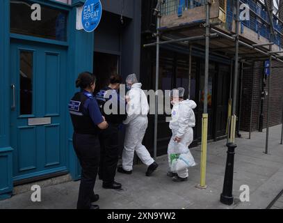 Gli investigatori forensi della polizia entrano in un edificio in disuso a Fore Bondgate, Bishop Auckland, nella contea di Durham, dopo che uno scheletro di un bambino è stato trovato sotto le tavole da pavimento da appaltatori che lavorano alla ristrutturazione di una proprietà. Data foto: Mercoledì 31 luglio 2024. Foto Stock