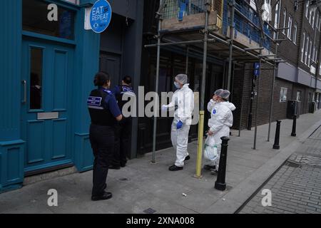 Gli investigatori forensi della polizia entrano in un edificio in disuso a Fore Bondgate, Bishop Auckland, nella contea di Durham, dopo che uno scheletro di un bambino è stato trovato sotto le tavole da pavimento da appaltatori che lavorano alla ristrutturazione di una proprietà. Data foto: Mercoledì 31 luglio 2024. Foto Stock