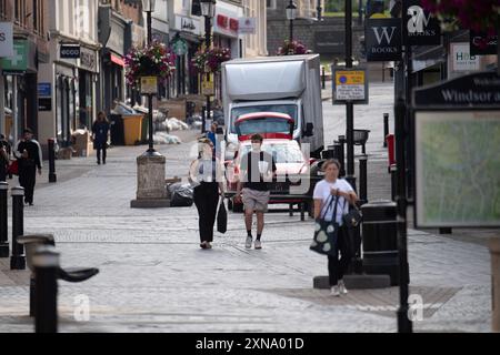 Windsor, Berkshire, Regno Unito. 31 luglio 2024. La gente prima di tutto stamattina a Windsor, nel Berkshire. Dopo aver raggiunto i 32 gradi, ieri, è stato un altro inizio caldo della giornata a Windsor, nel Berkshire. Le tempeste sono previste forse per oggi e domani nel sud-est. Crediti: Maureen McLean/Alamy Live News Foto Stock