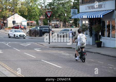 Windsor, Berkshire, Regno Unito. 31 luglio 2024. Un ciclista e' uscito stamattina a Windsor, Berkshire. Dopo aver raggiunto i 32 gradi, ieri, è stato un altro inizio caldo della giornata a Windsor, nel Berkshire. Le tempeste sono previste forse per oggi e domani nel sud-est. Crediti: Maureen McLean/Alamy Live News Foto Stock