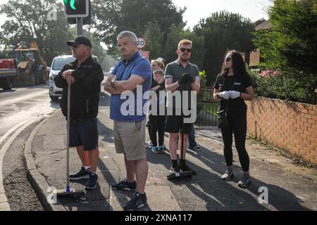 I volontari perlustrano Sussex Road a Southport, Merseyside, dopo che gli agenti di polizia hanno subito gravi lesioni quando mattoni, pietre e bottiglie sono state gettate e le auto sono state accese durante le proteste violente a seguito di una veglia per tre ragazze uccise in un attacco con coltello in un club di vacanza a tema Taylor Swift lunedì. Data foto: Mercoledì 31 luglio 2024. Foto Stock