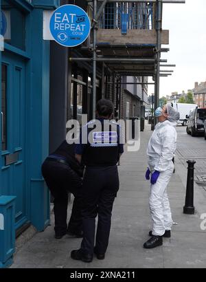 Gli investigatori forensi della polizia entrano in un edificio in disuso a Fore Bondgate, Bishop Auckland, nella contea di Durham, dopo che uno scheletro di un bambino è stato trovato sotto le tavole da pavimento da appaltatori che lavorano alla ristrutturazione di una proprietà. Data foto: Mercoledì 31 luglio 2024. Foto Stock