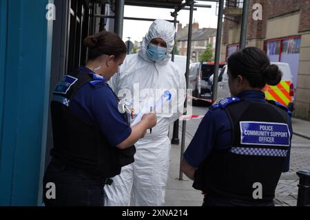 Gli investigatori forensi della polizia entrano in un edificio in disuso a Fore Bondgate, Bishop Auckland, nella contea di Durham, dopo che uno scheletro di un bambino è stato trovato sotto le tavole da pavimento da appaltatori che lavorano alla ristrutturazione di una proprietà. Data foto: Mercoledì 31 luglio 2024. Foto Stock