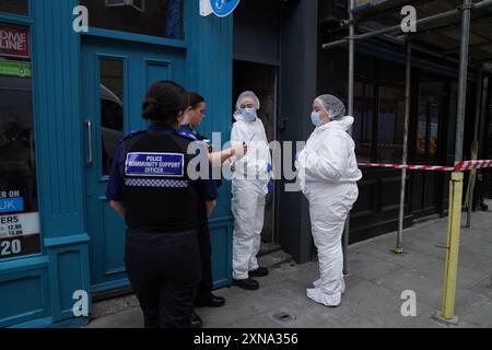 Gli investigatori forensi della polizia entrano in un edificio in disuso a Fore Bondgate, Bishop Auckland, nella contea di Durham, dopo che uno scheletro di un bambino è stato trovato sotto le tavole da pavimento da appaltatori che lavorano alla ristrutturazione di una proprietà. Data foto: Mercoledì 31 luglio 2024. Foto Stock