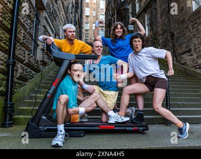 Edimburgo, Scozia, Regno Unito, 31 luglio 2024, Edinburgh Festival Fringe: La compagnia australiana Pony Cam fa il suo debutto all'Edinburgh Fringe con il loro spettacolo Burnout Paradise, multi-tasking su quattro tapis roulant. Gli artisti si mettono in posa trasportando tapis roulant lungo la scala più vicina del Warriston nella città vecchia. Crediti: Sally Anderson/Alamy Live News Foto Stock