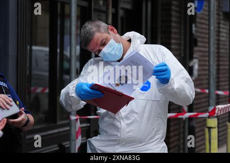 Gli investigatori forensi della polizia entrano in un edificio in disuso a Fore Bondgate, Bishop Auckland, nella contea di Durham, dopo che uno scheletro di un bambino è stato trovato sotto le tavole da pavimento da appaltatori che lavorano alla ristrutturazione di una proprietà. Data foto: Mercoledì 31 luglio 2024. Foto Stock