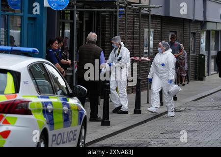 Gli investigatori forensi della polizia entrano in un edificio in disuso a Fore Bondgate, Bishop Auckland, nella contea di Durham, dopo che uno scheletro di un bambino è stato trovato sotto le tavole da pavimento da appaltatori che lavorano alla ristrutturazione di una proprietà. Data foto: Mercoledì 31 luglio 2024. Foto Stock