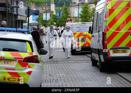 Gli investigatori forensi della polizia entrano in un edificio in disuso a Fore Bondgate, Bishop Auckland, nella contea di Durham, dopo che uno scheletro di un bambino è stato trovato sotto le tavole da pavimento da appaltatori che lavorano alla ristrutturazione di una proprietà. Data foto: Mercoledì 31 luglio 2024. Foto Stock