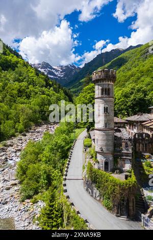 Veduta aerea del castello di Rosazza e del borgo antico. Rosazza, valle del Cervo, provincia di biella, Piemonte, Italia. Foto Stock