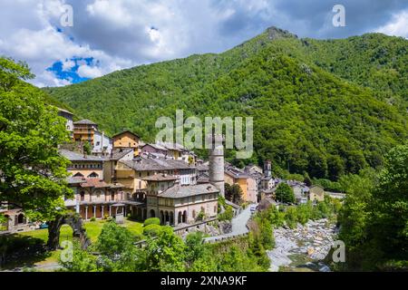 Veduta aerea del castello di Rosazza e del borgo antico. Rosazza, valle del Cervo, provincia di biella, Piemonte, Italia. Foto Stock