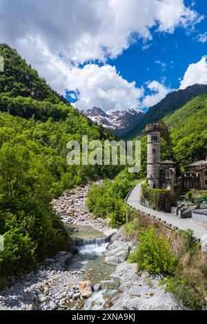 Veduta aerea del castello di Rosazza e del borgo antico. Rosazza, valle del Cervo, provincia di biella, Piemonte, Italia. Foto Stock