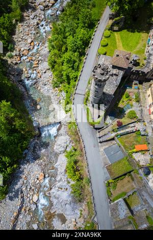 Veduta aerea del castello di Rosazza e del borgo antico. Rosazza, valle del Cervo, provincia di biella, Piemonte, Italia. Foto Stock