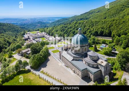 Veduta aerea della cupola della basilica superiore del Santuario di Oropa in estate, biella, provincia di biella, Piemonte, Italia, Europa. Foto Stock