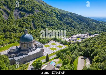 Veduta aerea della cupola della basilica superiore del Santuario di Oropa in estate, biella, provincia di biella, Piemonte, Italia, Europa. Foto Stock