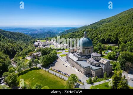 Veduta aerea della cupola della basilica superiore del Santuario di Oropa in estate, biella, provincia di biella, Piemonte, Italia, Europa. Foto Stock