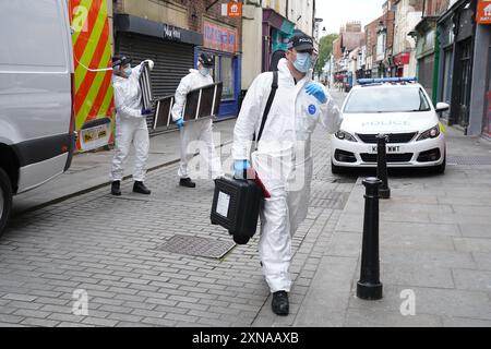 Gli investigatori forensi della polizia entrano in un edificio in disuso a Fore Bondgate, Bishop Auckland, nella contea di Durham, dopo che uno scheletro di un bambino è stato trovato sotto le tavole da pavimento da appaltatori che lavorano alla ristrutturazione di una proprietà. Data foto: Mercoledì 31 luglio 2024. Foto Stock