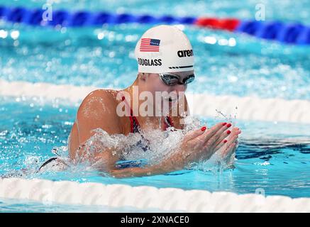 Kate Douglass degli Stati Uniti durante il suo Breaststroke Heat femminile di 200m presso la Paris la Defense Arena il quinto giorno dei Giochi Olimpici di Parigi 2024 in Francia. Data foto: Mercoledì 31 luglio 2024. Foto Stock