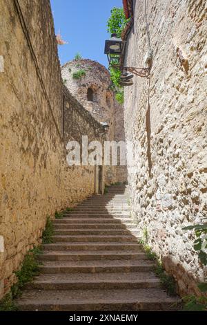 Girona, Spagna - 23 luglio 2024: Stradine secondarie del quartiere ebraico nella città vecchia di Girona, Catalogna Foto Stock