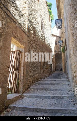 Girona, Spagna - 23 luglio 2024: Stradine secondarie del quartiere ebraico nella città vecchia di Girona, Catalogna Foto Stock