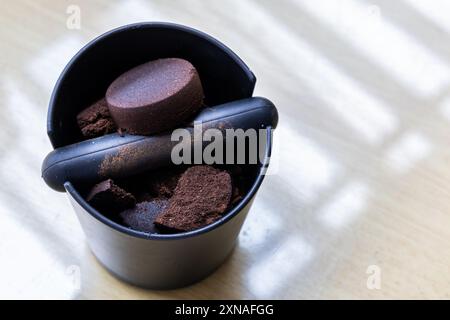 Caffè compattato macinato in scatola sul tavolo. I fondi di caffè sono eccellenti fertilizzanti naturali. Foto Stock