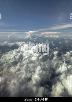 Splendida vista mattutina dall'Indonesia delle montagne e della foresta tropicale Foto Stock