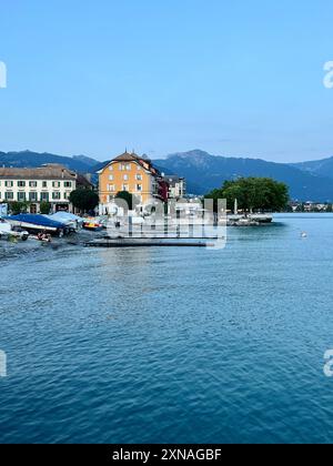 Vista del lago di Ginevra e delle Alpi svizzere da Vevey in Svizzera. Edifici sul lago, barche e moli. Niente persone. Foto Stock