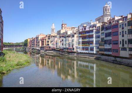 Girona, Spagna - 23 luglio 2024: Case colorate sul fiume Onyar, Girona, Catalogna Foto Stock