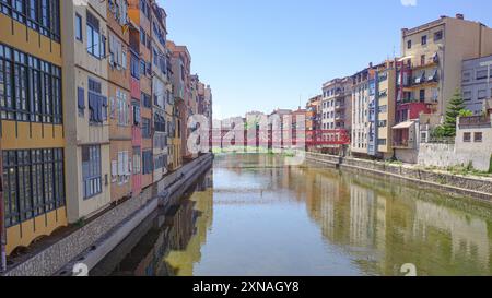 Girona, Spagna - 23 luglio 2024: Case colorate sul fiume Onyar, Girona, Catalogna Foto Stock