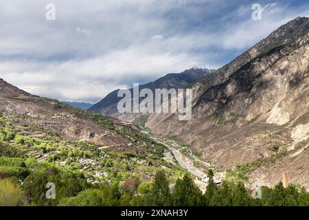 Il villaggio tibetano di Danba Jiaju è stato classificato come il villaggio più bello della Cina con centinaia di case in stile tibetano costruite lungo le montagne fertili Foto Stock