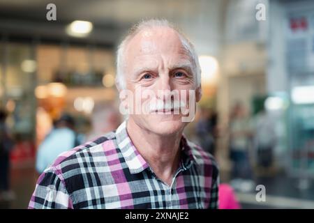 31 luglio 2024, Renania settentrionale-Vestfalia, Mönchengladbach: Hans-Günther Hirsch, professore presso l'Università di scienze applicate Niederrhein e collaboratore del progetto, si trova nell'atrio della stazione principale. Il progetto "KiRaPol.5G" si occupa dell'uso di sistemi radar supportati dall'IA per supportare la sorveglianza della polizia. L'obiettivo è aumentare la sicurezza proteggendo al contempo la privacy dei cittadini. Foto: Marius Becker/dpa Foto Stock