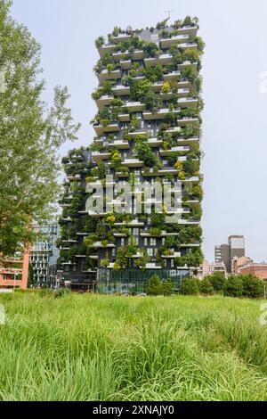 I giardini verdeggianti verticali dell'edificio bosco verticale, progettato in biofilo, Milano, Italia Foto Stock