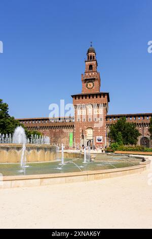 Piazza Castello Fontana di fronte al Castello Sforzesco, Piazza Castello, Milano, Italia Foto Stock