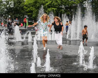 Londra, Regno Unito. 31 luglio 2024. Due turisti vengono catturati in acqua alle fontane del London Bridge City. Crediti: Paul Quezada-Neiman/Alamy Live News Foto Stock