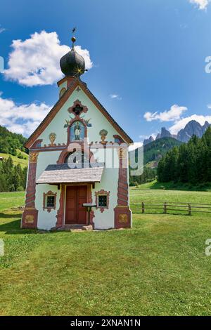 Villnoss. Alto Adige. Val di Funes. Italia. Piccola chiesa di St. John Ranui Foto Stock