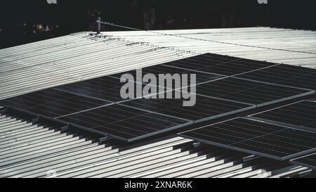 Vista ravvicinata dei pannelli solari installati su un tetto in metallo, che cattura le linee pulite e la moderna tecnologia delle soluzioni per le energie rinnovabili. L'immagine em Foto Stock